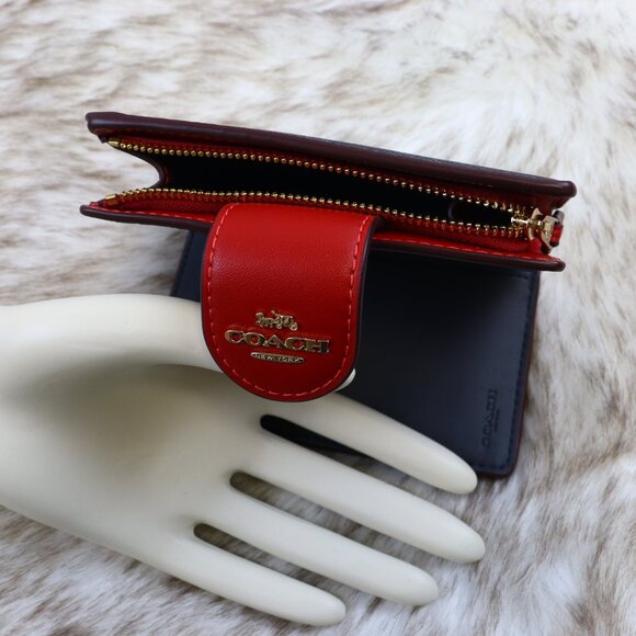 NWT  Medium Corner Zip Wallet In Signature Canvas CW786 - Picture 10 of 11